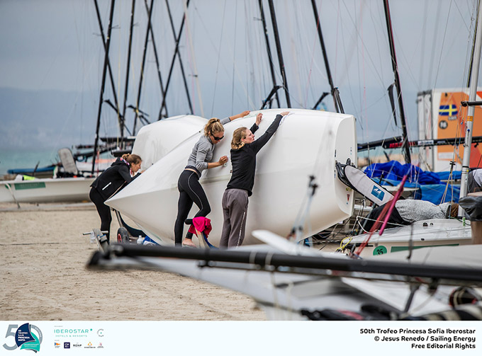» Últimos preparativos en la playa de s`Arenal.